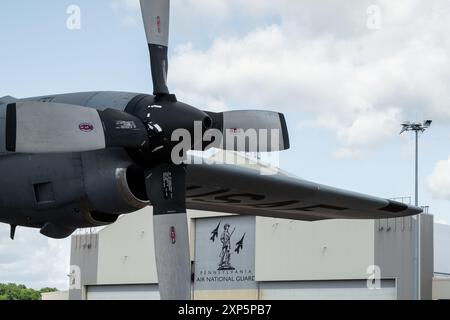 Ein C-130 „Hercules“-Flugzeug, das dem 103. Airlift-Flügel der Connecticut Air National Guard zugeordnet ist, umrahmt einen Wartungshangar am 171. Luftbetankungsflügel und wartet auf die Ladung, die zur Unterstützung der Übung Iron Keystone 24, 7. Juni 2024 geladen werden soll. Exercise Iron Keystone ist eine mehrflügelige, multifunktionale Übung, die dazu dient, die Bereitschaftsfähigkeiten von Servicemitarbeitern in einer kontrollierten simulierten Umgebung zu testen. (Foto der U.S. Air National Guard von William Shapiro) Stockfoto