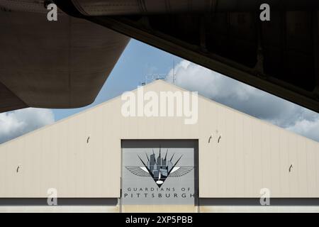 Ein C-130 „Hercules“-Flugzeug, das dem 103. Airlift-Flügel der Connecticut Air National Guard zugeordnet ist, umrahmt einen Wartungshangar am 171. Luftbetankungsflügel und wartet auf die Ladung, die zur Unterstützung der Übung Iron Keystone 24, 7. Juni 2024 geladen werden soll. Exercise Iron Keystone ist eine mehrflügelige, multifunktionale Übung, die dazu dient, die Bereitschaftsfähigkeiten von Servicemitarbeitern in einer kontrollierten simulierten Umgebung zu testen. (Foto der U.S. Air National Guard von William Shapiro) Stockfoto