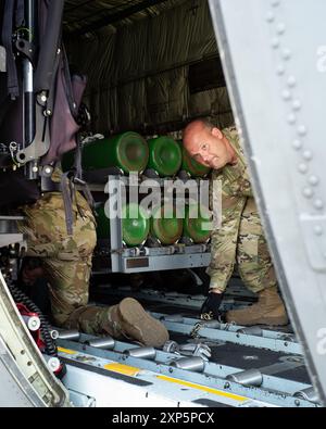 Die Mitglieder des 171. Luftbetankungsflügels und des 103. Luftfahrzeugflügels sichern die Ausrüstung in ein Flugzeug der Connecticut Air National Guard C-130 „Hercules“, das zur Unterstützung der Übung Iron Keystone 24’, 7. Juni 2024, in der Nähe von Pittsburgh, Pennsylvania, eingesetzt wird. Exercise Iron Keystone ist eine mehrflügelige, multifunktionale Übung, die dazu dient, die Bereitschaftsfähigkeiten von Servicemitarbeitern in einer kontrollierten simulierten Umgebung zu testen. (Foto der U.S. Air National Guard von William Shapiro) Stockfoto