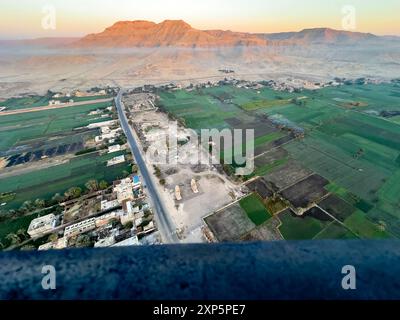 Entdecken Sie die alten Wächter von Luxor aus einer neuen Höhe. Dieses Luftbild zeigt die Memnon-Kolosse, die hoch und stolz über dem Niltal stehen Stockfoto