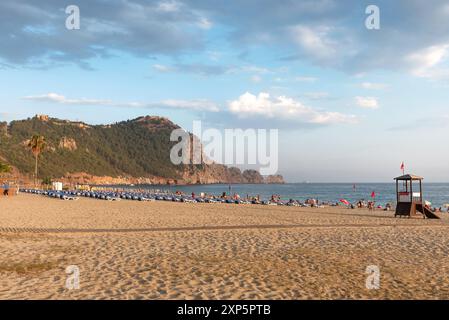 Alanya, Türkei. Juli 2024. Schöner breiter Sandstrand an der Mittelmeerküste der Türkei im beliebten Pauschalurlaub-Resort Alanya, in der Region Antalya an der türkischen Riviera. (Credit Image: © John Wreford/SOPA Images via ZUMA Press Wire) NUR REDAKTIONELLE VERWENDUNG! Nicht für kommerzielle ZWECKE! Stockfoto