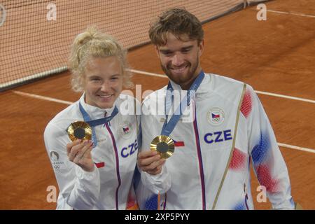 Roland Garros Stadium, 2 Av. Gordon Bennett, 75016 Paris, Frankreich, 2. August 2024. Katerina Siniakova und Tomas Machac aus den Niederlanden gewinnen bei den Olympischen Spielen 2024 in Paris Gold im gemischten Tennis-Doppel. Quelle: ©Julia Mineeva/EGBN TV News/Alamy Live News Stockfoto