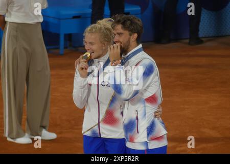 Roland Garros Stadium, 2 Av. Gordon Bennett, 75016 Paris, Frankreich, 2. August 2024. Katerina Siniakova und Tomas Machac aus den Niederlanden gewinnen bei den Olympischen Spielen 2024 in Paris Gold im gemischten Tennis-Doppel. Quelle: ©Julia Mineeva/EGBN TV News/Alamy Live News Stockfoto