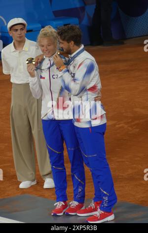 Roland Garros Stadium, 2 Av. Gordon Bennett, 75016 Paris, Frankreich, 2. August 2024. Katerina Siniakova und Tomas Machac aus den Niederlanden gewinnen bei den Olympischen Spielen 2024 in Paris Gold im gemischten Tennis-Doppel. Quelle: ©Julia Mineeva/EGBN TV News/Alamy Live News Stockfoto