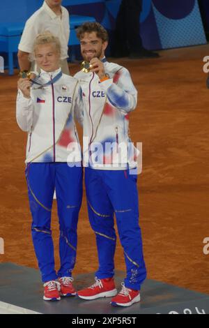 Roland Garros Stadium, 2 Av. Gordon Bennett, 75016 Paris, Frankreich, 2. August 2024. Katerina Siniakova und Tomas Machac aus den Niederlanden gewinnen bei den Olympischen Spielen 2024 in Paris Gold im gemischten Tennis-Doppel. Quelle: ©Julia Mineeva/EGBN TV News/Alamy Live News Stockfoto