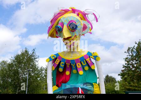 Glasgow, Schottland, Großbritannien. August 2024. Govanhill International Festival and Carnival 2024 feiert Kreativität, Solidarität und Befreiung und hebt Govanhills vielfältige kulturelle Vielfalt hervor. Das Festival befasst sich mit Gemeindethemen wie der Stärkung der palästinensischen Stimmen, der Feier der Roma-Kultur, der Erhaltung des irischen Erbes und der Förderung von Heilung und Wohlbefinden. Gutschrift: R.. Gass/Alamy Live News Stockfoto