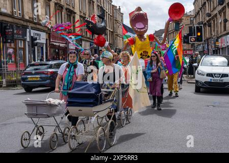 Glasgow, Schottland, Großbritannien. August 2024. Govanhill International Festival and Carnival 2024 feiert Kreativität, Solidarität und Befreiung und hebt Govanhills vielfältige kulturelle Vielfalt hervor. Das Festival befasst sich mit Gemeindethemen wie der Stärkung der palästinensischen Stimmen, der Feier der Roma-Kultur, der Erhaltung des irischen Erbes und der Förderung von Heilung und Wohlbefinden. Gutschrift: R.. Gass/Alamy Live News Stockfoto