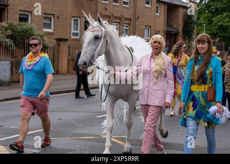 Glasgow, Schottland, Großbritannien. August 2024. Govanhill International Festival and Carnival 2024 feiert Kreativität, Solidarität und Befreiung und hebt Govanhills vielfältige kulturelle Vielfalt hervor. Das Festival befasst sich mit Gemeindethemen wie der Stärkung der palästinensischen Stimmen, der Feier der Roma-Kultur, der Erhaltung des irischen Erbes und der Förderung von Heilung und Wohlbefinden. Gutschrift: R.. Gass/Alamy Live News Stockfoto