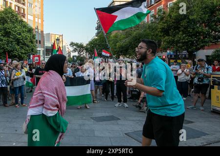 Madrid, Spanien. 3. August 2024 Vertreter verschiedener pro-palästinensischer Organisationen in Madrid haben heute Nachmittag auf dem Lavapies-Platz in Madrid zu einer Kundgebung zur Unterstützung palästinensischer politischer Gefangener aufgerufen. Quelle: D. Canales Carvajal/Alamy Live News Stockfoto