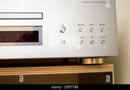 Paris, Frankreich - 1. August 2024: Das Logo des Super Audio CD-Players und des luxuriösen Pioneer PD-50 AE mit MQA- und CD-Wiedergabefunktionen, die die Steuertasten für Wiedergabe, Pause, Stopp und Rücklauf hervorheben. Stockfoto
