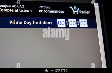 Paris, Frankreich - 17. Juli 2024: Nahaufnahme eines Computerdisplays mit dem Countdown-Timer für Amazon Prime Day, 0 Stunden, 0 Minuten und 0 Sekunden, was das Ende des weltweit größten E-Commerce-Events angibt Stockfoto