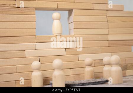 Überprüfen Sie die Reaktionsmethoden und die Pulse-, lebensrettenden und Rettungsmethoden. Arbeitsunfall des Bauarbeiters auf der Baustelle. Hitzschlag oder Hitzeerschöpfung in b Stockfoto