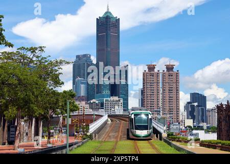 Kaohsiung Straßenbahn und 85 Sky Tower, Kaohsiung, Taiwan Stockfoto