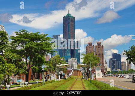 Straßenbahnhaltestelle Kaohsiung und 85 Sky Tower, Kaohsiung, Taiwan Stockfoto