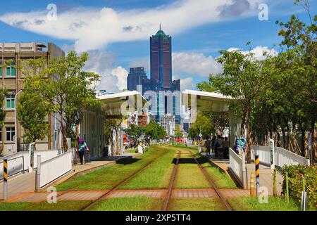 Straßenbahnhaltestelle Kaohsiung und 85 Sky Tower, Kaohsiung, Taiwan Stockfoto