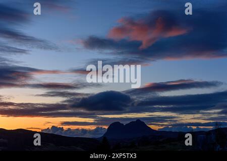 Sonnenuntergang über dem Gipfel des Suilven, von Elphin, Sutherland, Schottland, Großbritannien Stockfoto