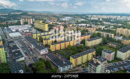 Walbrzych, Polen - 08.03.2024: Aus der Vogelperspektive auf Walbrzych City in Polen mit farbenfrohen Wohnhäusern und üppiger Umgebung Stockfoto