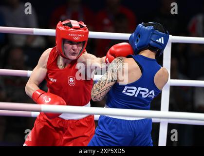 PARIS (FRANCA), 03/08/2024 - OLIMPIADAS / ESPORTE / BOXE - A BOXEADORA brasileira Bia Ferreira enfrenta a a Kelli 9 Irlanda ) , faz sua partizipacao n Stockfoto