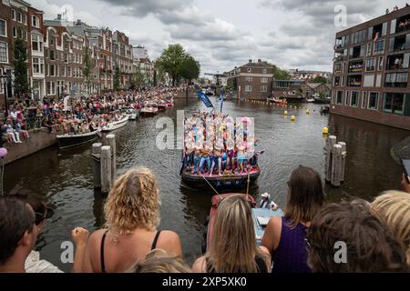 Amsterdam, Nordholland, Niederlande. August 2024. Ein „Pride“-Schwimmer wird gefeiert, während er durch Amsterdams Kanäle fährt. Am 3. August 2024 nahmen mehrere hunderttausend Teilnehmer und 80 Wagen an der 27. Canal Parade von Amsterdam Pride Teil. Das Thema dieses Jahres lautete „Together“ (Credit Image: © James Petermeier/ZUMA Press Wire) NUR REDAKTIONELLE VERWENDUNG! Nicht für kommerzielle ZWECKE! Stockfoto