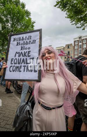 Amsterdam, Nordholland, Niederlande. August 2024. Ein Stolz-Celebrant hält ein Zeichen, das Gleichheit verkündet. Am 3. August 2024 nahmen mehrere hunderttausend Teilnehmer und 80 Wagen an der 27. Canal Parade von Amsterdam Pride Teil. Das Thema dieses Jahres lautete „Together“ (Credit Image: © James Petermeier/ZUMA Press Wire) NUR REDAKTIONELLE VERWENDUNG! Nicht für kommerzielle ZWECKE! Stockfoto