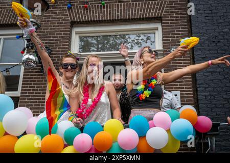 Amsterdam, Nordholland, Niederlande. August 2024. Drei Pride-Stars posieren mit Spritzpistolen, während sie fotografiert werden. Am 3. August 2024 nahmen mehrere hunderttausend Teilnehmer und 80 Wagen an der 27. Canal Parade von Amsterdam Pride Teil. Das Thema dieses Jahres lautete „Together“ (Credit Image: © James Petermeier/ZUMA Press Wire) NUR REDAKTIONELLE VERWENDUNG! Nicht für kommerzielle ZWECKE! Stockfoto