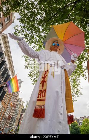 Amsterdam, Nordholland, Niederlande. August 2024. Ein Amsterdamer Pride-Celebrant, der als Papst gekleidet ist, posiert, um fotografiert zu werden. Am 3. August 2024 nahmen mehrere hunderttausend Teilnehmer und 80 Wagen an der 27. Canal Parade von Amsterdam Pride Teil. Das Thema dieses Jahres lautete „Together“ (Credit Image: © James Petermeier/ZUMA Press Wire) NUR REDAKTIONELLE VERWENDUNG! Nicht für kommerzielle ZWECKE! Stockfoto