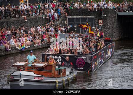 Amsterdam, Nordholland, Niederlande. August 2024. Ein „Pride“-Schwimmer wird gefeiert, während er durch Amsterdams Kanäle fährt. Am 3. August 2024 nahmen mehrere hunderttausend Teilnehmer und 80 Wagen an der 27. Canal Parade von Amsterdam Pride Teil. Das Thema dieses Jahres lautete „Together“ (Credit Image: © James Petermeier/ZUMA Press Wire) NUR REDAKTIONELLE VERWENDUNG! Nicht für kommerzielle ZWECKE! Stockfoto