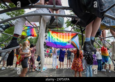 Amsterdam, Nordholland, Niederlande. August 2024. Eine Stolz-Flagge hängt an einem Spielplatz. Am 3. August 2024 nahmen mehrere hunderttausend Teilnehmer und 80 Wagen an der 27. Canal Parade von Amsterdam Pride Teil. Das Thema dieses Jahres lautete „Together“ (Credit Image: © James Petermeier/ZUMA Press Wire) NUR REDAKTIONELLE VERWENDUNG! Nicht für kommerzielle ZWECKE! Stockfoto