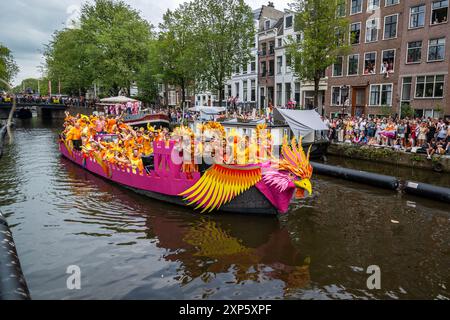 Amsterdam, Nordholland, Niederlande. August 2024. Am 3. August 2024 nahmen mehrere hunderttausend Teilnehmer und 80 Wagen an der 27. Canal Parade von Amsterdam Pride Teil. Das Thema dieses Jahres lautete „Together“ (Credit Image: © James Petermeier/ZUMA Press Wire) NUR REDAKTIONELLE VERWENDUNG! Nicht für kommerzielle ZWECKE! Stockfoto