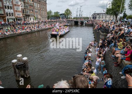 Amsterdam, Nordholland, Niederlande. August 2024. Ein „Pride“-Schwimmer wird gefeiert, während er durch Amsterdams Kanäle fährt. Am 3. August 2024 nahmen mehrere hunderttausend Teilnehmer und 80 Wagen an der 27. Canal Parade von Amsterdam Pride Teil. Das Thema dieses Jahres lautete „Together“ (Credit Image: © James Petermeier/ZUMA Press Wire) NUR REDAKTIONELLE VERWENDUNG! Nicht für kommerzielle ZWECKE! Stockfoto