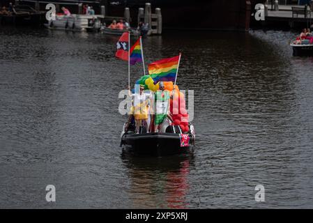 Amsterdam, Nordholland, Niederlande. August 2024. Ein kleiner Wagen mit mehreren Teilnehmern waten durch die Amsterdamer Kanäle. Am 3. August 2024 nahmen mehrere hunderttausend Teilnehmer und 80 Wagen an der 27. Canal Parade von Amsterdam Pride Teil. Das Thema dieses Jahres lautete „Together“ (Credit Image: © James Petermeier/ZUMA Press Wire) NUR REDAKTIONELLE VERWENDUNG! Nicht für kommerzielle ZWECKE! Stockfoto