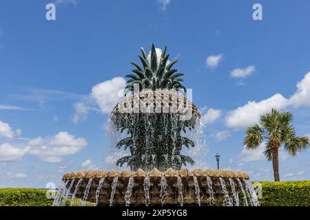 Pineapple Fountain in Charleston, South Carolina mit Blue Sky Hintergrund Stockfoto