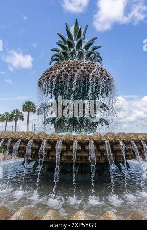 Pineapple Fountain in Charleston, South Carolina mit Blue Sky Hintergrund Stockfoto