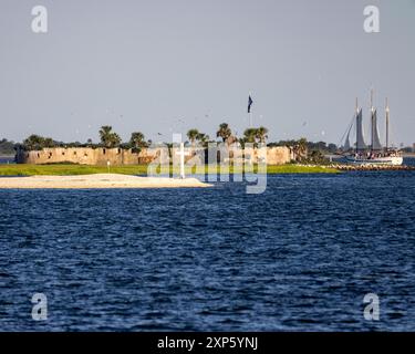 Ruinen von Castle Pinckney, vom Meer aus gesehen, ein Fort, das 1810 auf der Shutes Folly in Charleston, South Carolina Bay gebaut wurde und während des Krieges von 1812 a genutzt wurde Stockfoto