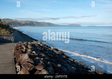 Künstlich geschaffene Meeresmauer zum Schutz der Küste vor Küstenerosion in Raumati, Kapiti, Neuseeland Stockfoto