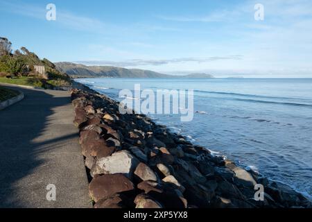 Künstlich geschaffene Meeresmauer zum Schutz der Küste vor Küstenerosion in Raumati, Kapiti, Neuseeland Stockfoto