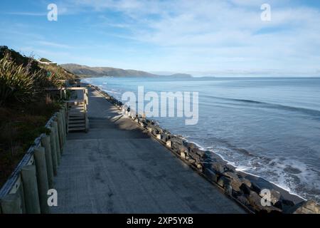 Künstlich geschaffene Meeresmauer zum Schutz der Küste vor Küstenerosion in Raumati, Kapiti, Neuseeland Stockfoto