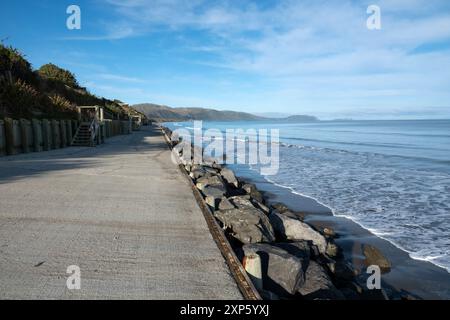 Künstlich geschaffene Meeresmauer zum Schutz der Küste vor Küstenerosion in Raumati, Kapiti, Neuseeland Stockfoto