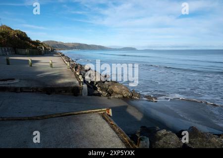 Künstlich geschaffene Meeresmauer zum Schutz der Küste vor Küstenerosion in Raumati, Kapiti, Neuseeland Stockfoto