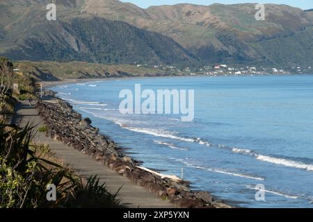 Künstlich geschaffene Meeresmauer zum Schutz der Küste vor Küstenerosion in Raumati, Kapiti, Neuseeland Stockfoto