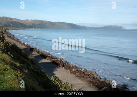 Künstlich geschaffene Meeresmauer zum Schutz der Küste vor Küstenerosion in Raumati, Kapiti, Neuseeland Stockfoto