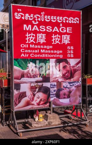 Dreisprachige massage Schild in der Nähe des Riverside, Phnom Penh, Kambodscha. © kraig Lieb Stockfoto