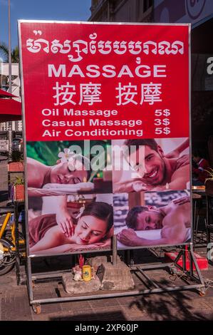 Dreisprachige massage Schild in der Nähe des Riverside, Phnom Penh, Kambodscha. © kraig Lieb Stockfoto