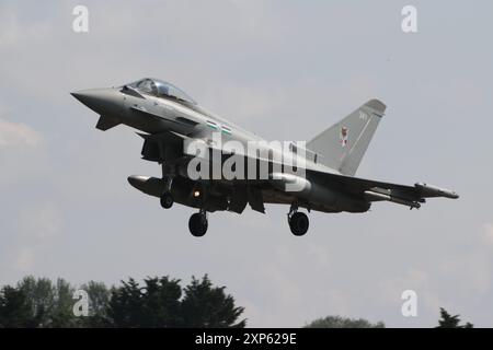 ZK341, ein Eurofighter Typhoon FGR4, der von 12 Squadron betrieben wird, einem Joint Venture der Royal Air Force und der Qatar Emiri Air Force, das zur Ausbildung und Integration von katarischen Luft- und Bodenbesatzungen eingesetzt wurde, um die Einsatzbereitschaft zu erreichen. Das Flugzeug wird hier bei der Ankunft der Royal International Air Tattoo 2024 (RIAT 24) gesehen, die auf der RAF Fairford in Gloucestershire, England, stattfindet. Stockfoto