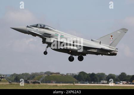 ZK341, ein Eurofighter Typhoon FGR4, der von 12 Squadron betrieben wird, einem Joint Venture der Royal Air Force und der Qatar Emiri Air Force, das zur Ausbildung und Integration von katarischen Luft- und Bodenbesatzungen eingesetzt wurde, um die Einsatzbereitschaft zu erreichen. Das Flugzeug wird hier bei der Ankunft der Royal International Air Tattoo 2024 (RIAT 24) gesehen, die auf der RAF Fairford in Gloucestershire, England, stattfindet. Stockfoto