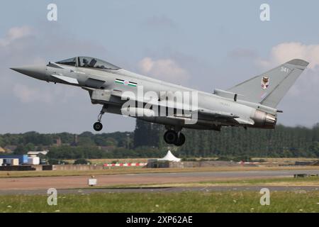 ZK341, ein Eurofighter Typhoon FGR4, der von 12 Squadron betrieben wird, einem Joint Venture der Royal Air Force und der Qatar Emiri Air Force, das zur Ausbildung und Integration von katarischen Luft- und Bodenbesatzungen eingesetzt wurde, um die Einsatzbereitschaft zu erreichen. Das Flugzeug wird hier bei der Ankunft der Royal International Air Tattoo 2024 (RIAT 24) gesehen, die auf der RAF Fairford in Gloucestershire, England, stattfindet. Stockfoto