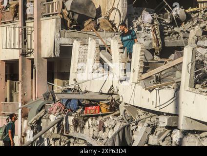 Gaza. August 2024. Palästinenser inspizieren die von israelischen Kampfflugzeugen angegriffene Hamama-Schule in Sheikh Radwan im Norden von Gaza-Stadt am 3. August 2024. Mindestens 15 Palästinenser wurden durch einen israelischen Luftangriff auf eine Schule im Viertel Scheich Radwan in Gaza-Stadt am Samstag getötet und Dutzende verletzt, sagte Hamas. Quelle: Mahmoud Zaki/Xinhua/Alamy Live News Stockfoto