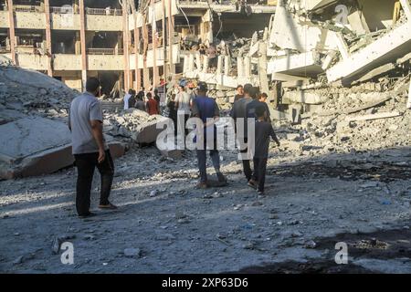 Gaza. August 2024. Palästinenser inspizieren die von israelischen Kampfflugzeugen angegriffene Hamama-Schule in Sheikh Radwan im Norden von Gaza-Stadt am 3. August 2024. Mindestens 15 Palästinenser wurden durch einen israelischen Luftangriff auf eine Schule im Viertel Scheich Radwan in Gaza-Stadt am Samstag getötet und Dutzende verletzt, sagte Hamas. Quelle: Mahmoud Zaki/Xinhua/Alamy Live News Stockfoto