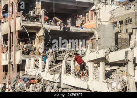 Gaza. August 2024. Palästinenser inspizieren die von israelischen Kampfflugzeugen angegriffene Hamama-Schule in Sheikh Radwan im Norden von Gaza-Stadt am 3. August 2024. Mindestens 15 Palästinenser wurden durch einen israelischen Luftangriff auf eine Schule im Viertel Scheich Radwan in Gaza-Stadt am Samstag getötet und Dutzende verletzt, sagte Hamas. Quelle: Mahmoud Zaki/Xinhua/Alamy Live News Stockfoto