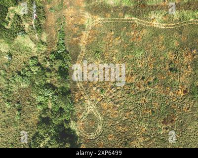 Aus der Vogelperspektive des Bunkerfeldes in der Midewin National Tallgrass Prairie, Illinois, USA. Das Gelände war das ehemalige Joliet Army Arsenal aus dem Zweiten Weltkrieg. Stockfoto